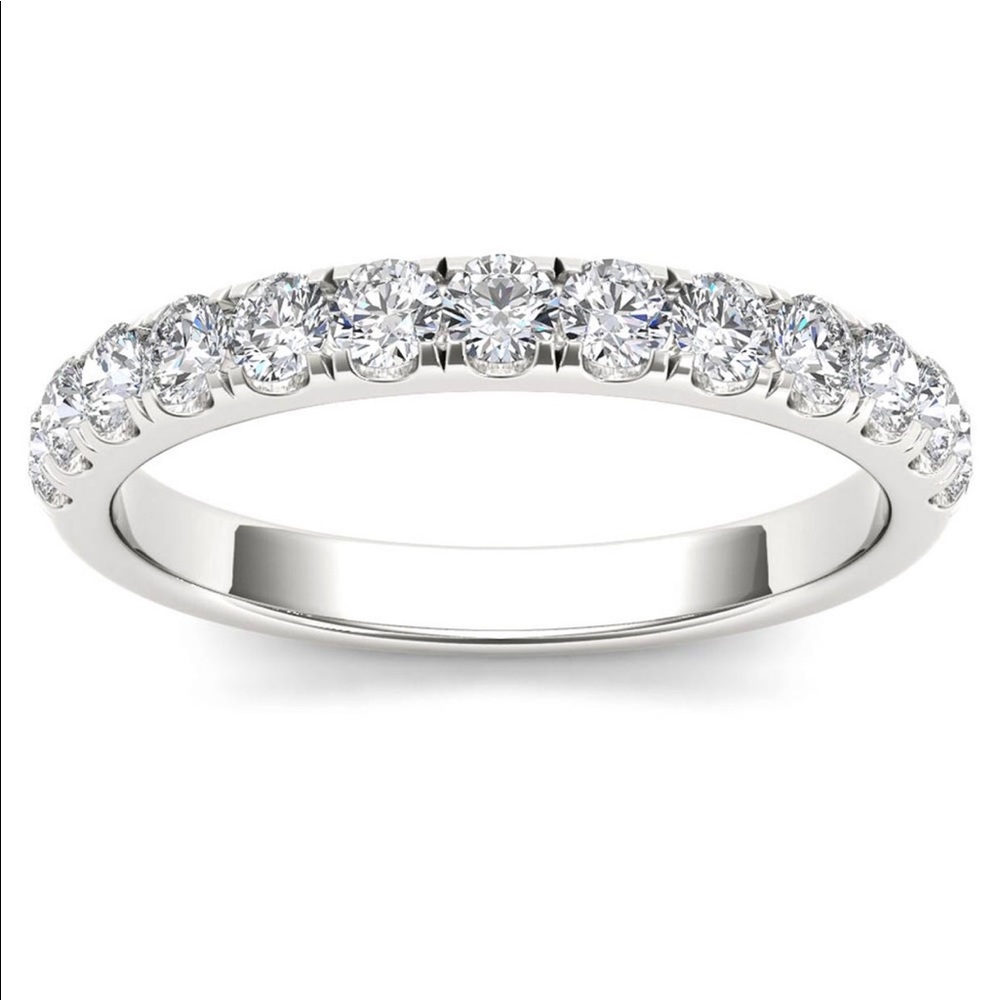 Women’s Wedding Band 14 carat gold 1/2 carat  TW